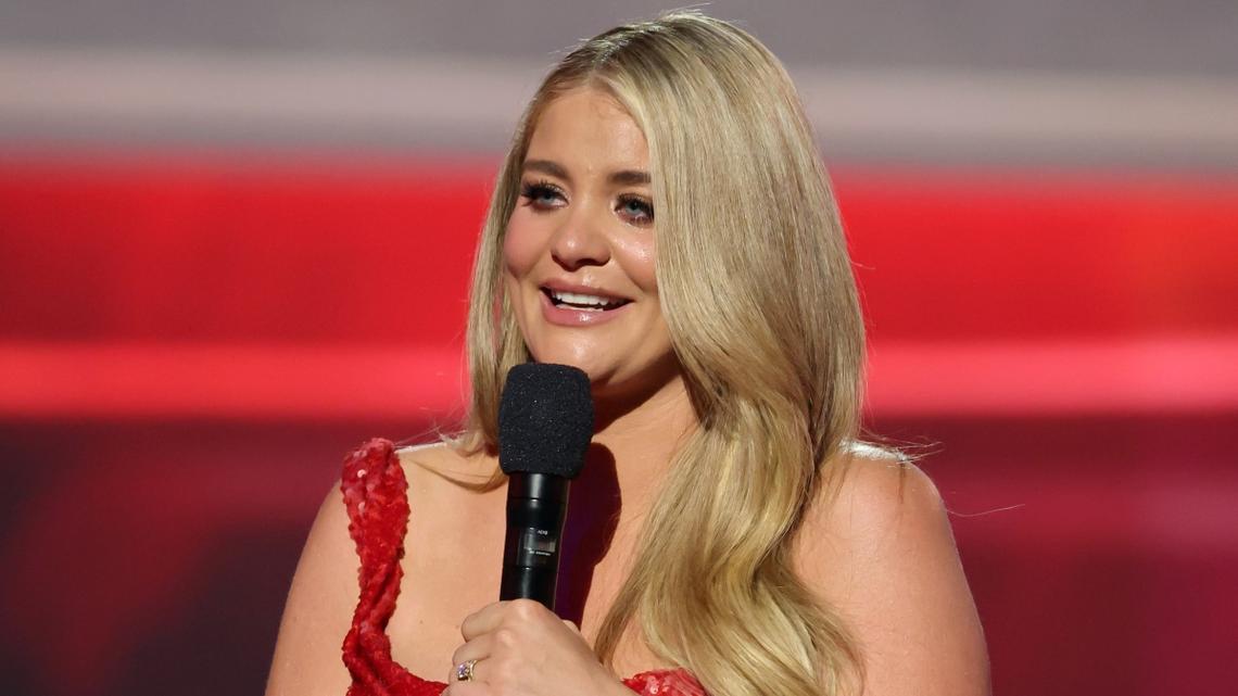 Lauren Alaina Breaks Down in Tears During Powerful ACM Mental Health Speech 