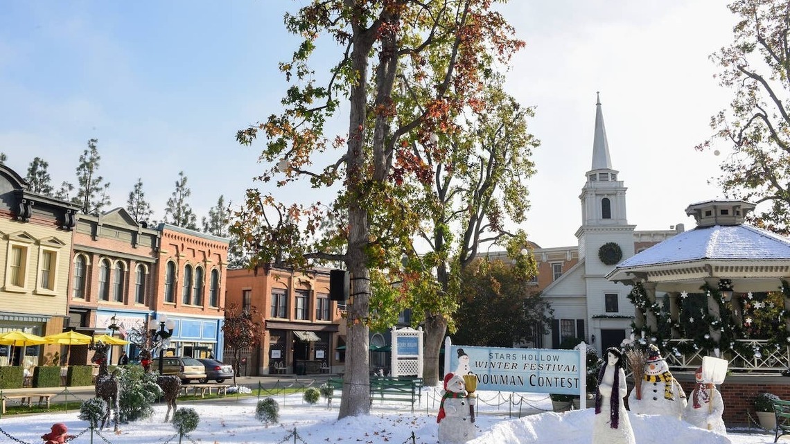 Warner Bros. Expands 'Gilmore Girls' Backlot Tour for 2026 Holidays 