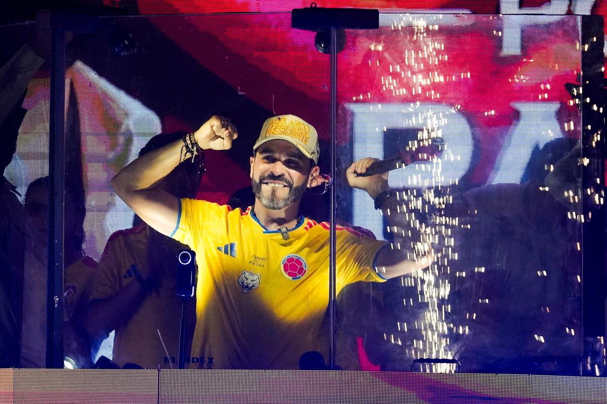 Colombian presidential candidate Abelardo De La Espriella of the political movement Defenders of the Homeland gestures as he addresses supporters after the results of the first round of the presidential election, in Barranquilla, Colombia May 31, 2026. REUTERS/Charlie Cordero