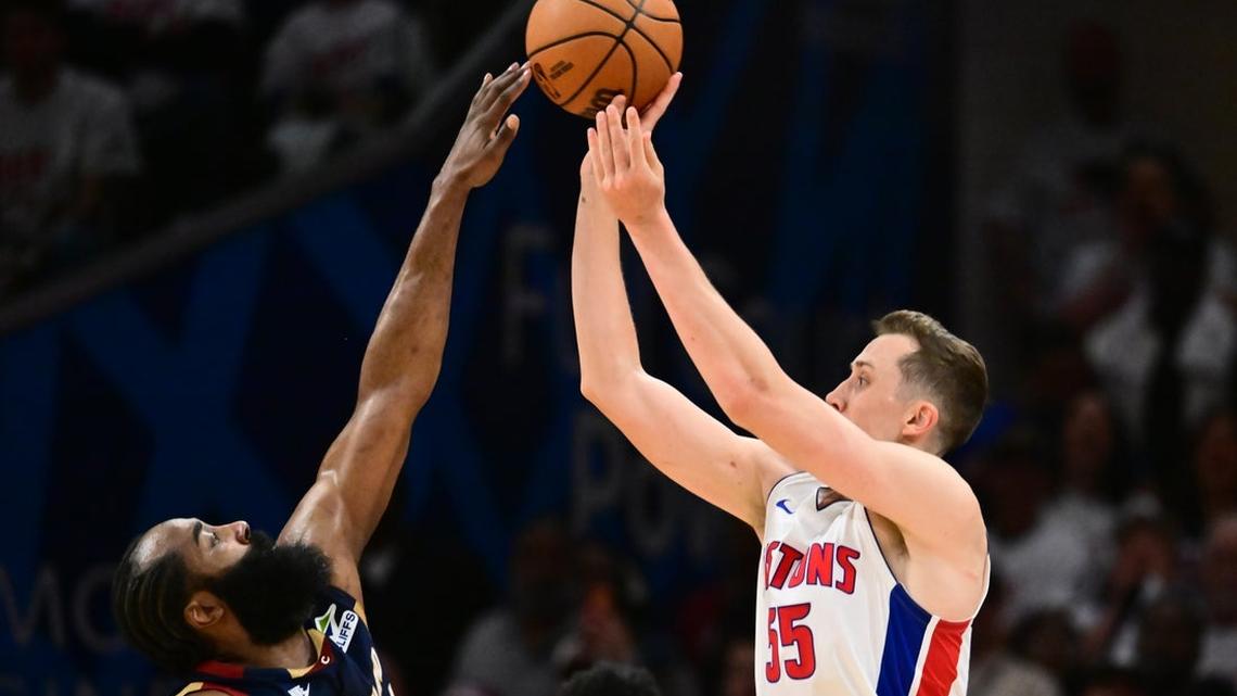 Pistons without 3-point bomber Duncan Robinson (back) vs. Cavaliers 