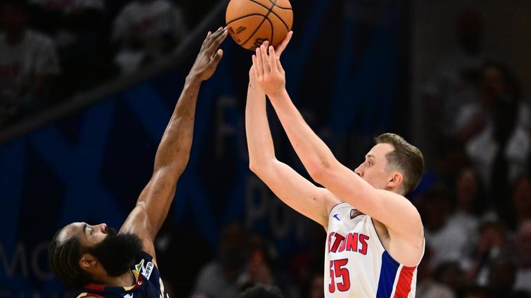 Pistons without 3-point bomber Duncan Robinson (back) vs. Cavaliers 