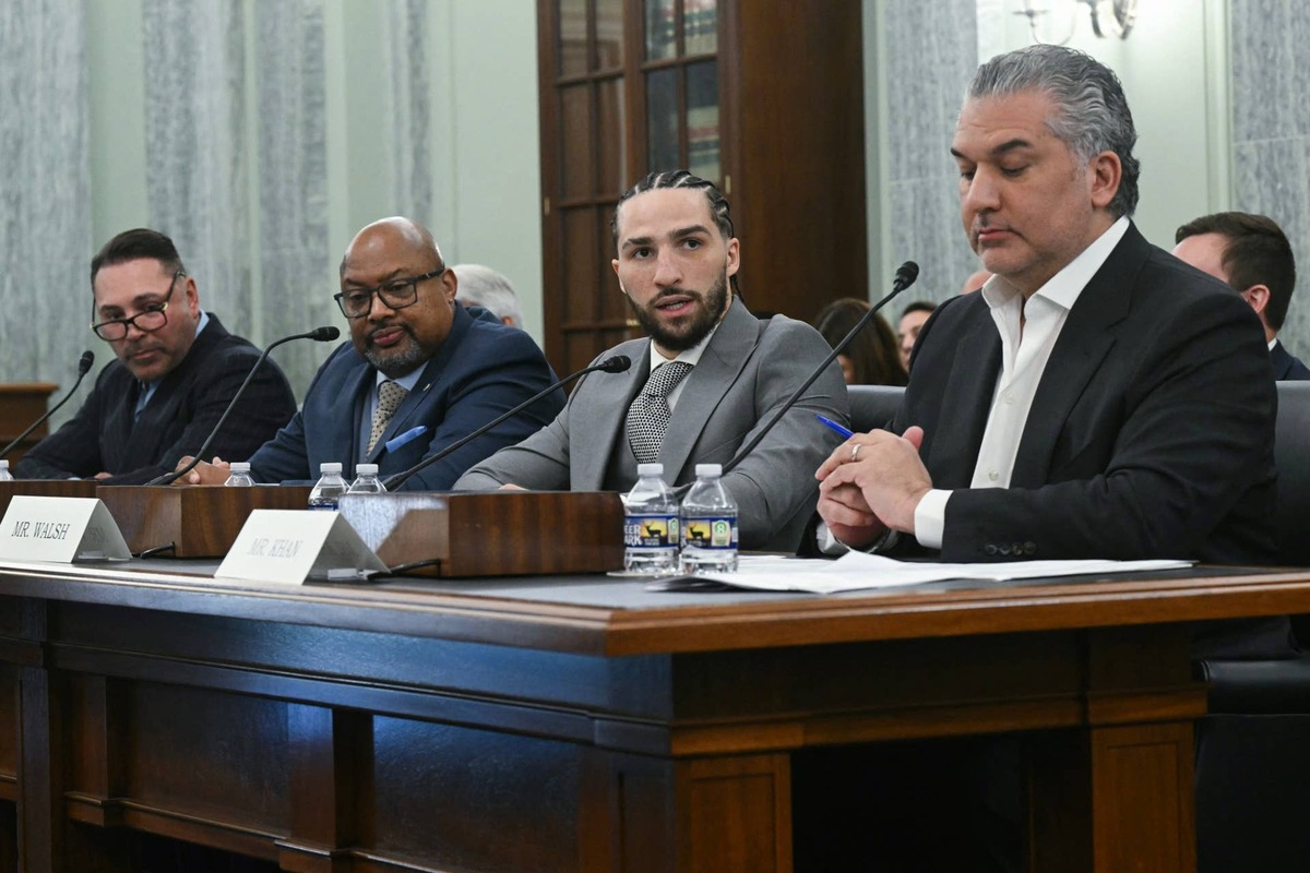  Golden Boy's Oscar De La Hoya (far left) and TKO's Nick Khan (far right) are butting heads once again. 