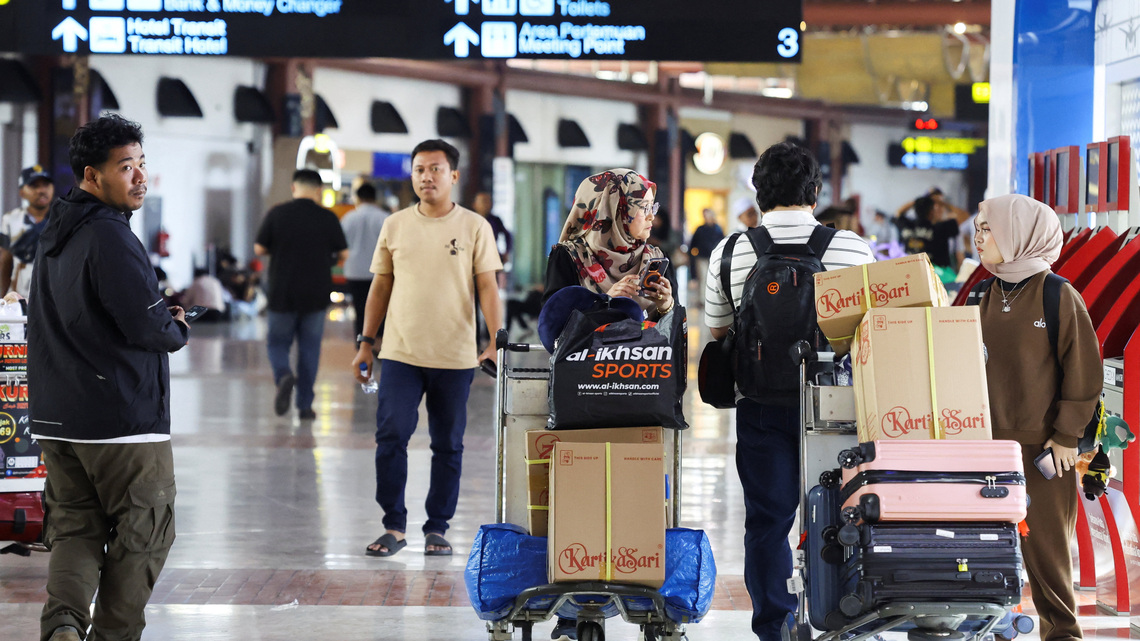 Seven Indonesian airports remain shut due to volcanic ash from Anak Krakatau 