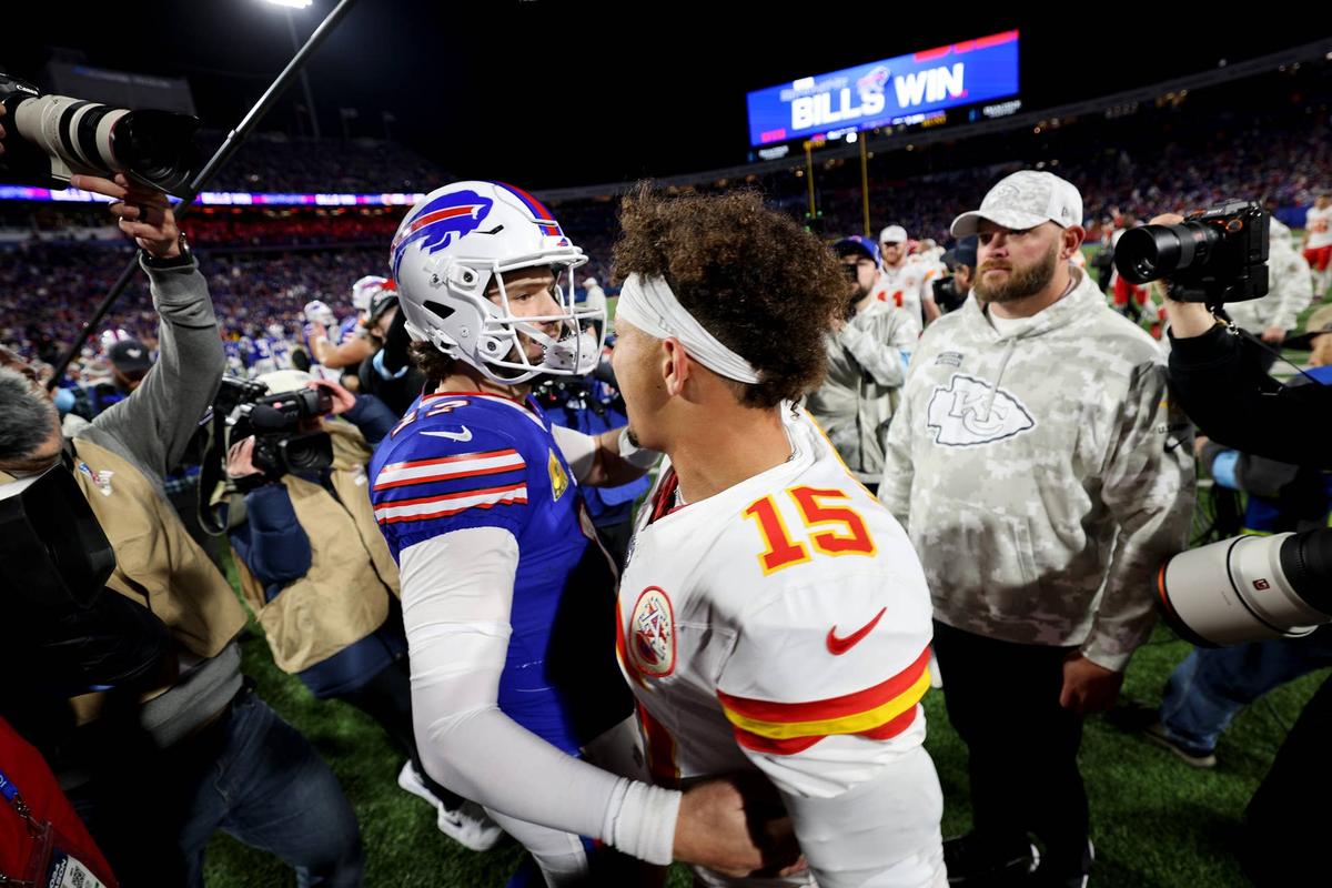  ORCHARD PARK, NEW YORK - NOVEMBER 17: Josh Allen #17 of the Buffalo Bills greets Patrick Mahomes #15 of the Kansas City Chiefs after defeating the Kansas City Chiefs 30-21 at Highmark Stadium on November 17, 2024 in Orchard Park, New York. (Photo by Bryan M. Bennett/Getty Images) 