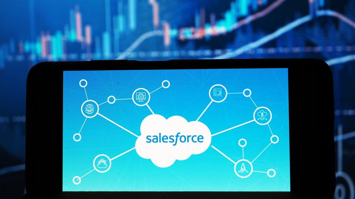 Salesforce quietly raised its dividend to pacify activist funds 