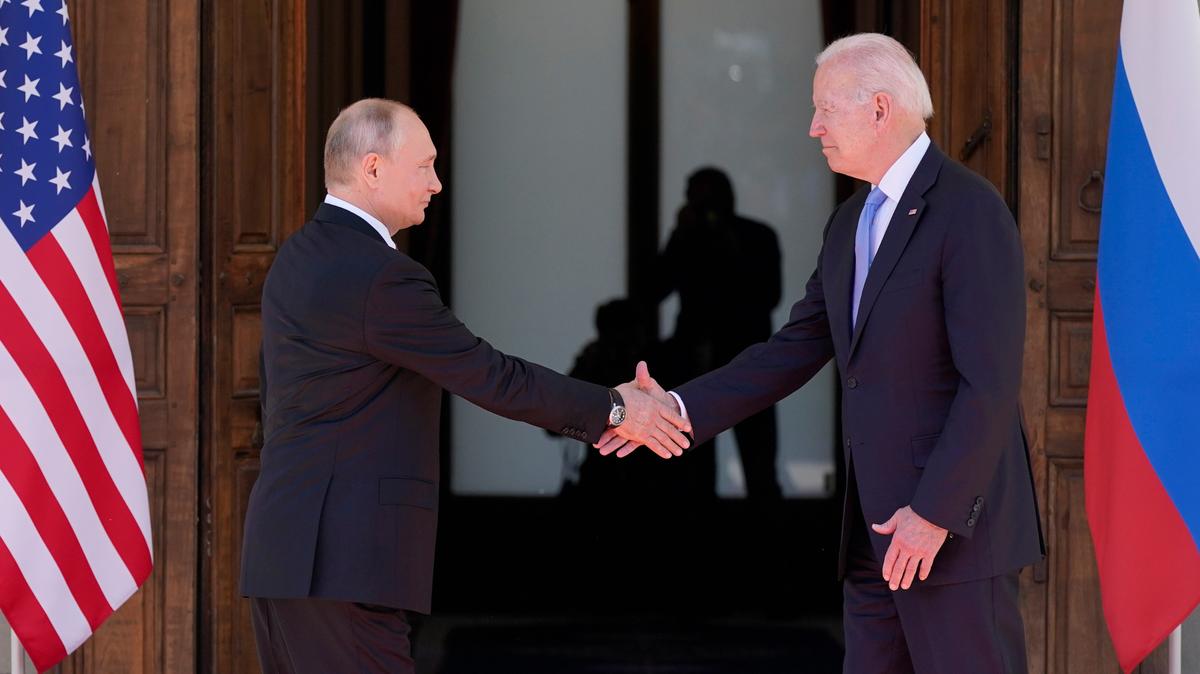 El presidente de Estados Unidos, Joe Biden, y el líder de Rusia, Vladimir Putin, se saludan al llegar el miércoles, 16 de junio de 2021, a Villa la Grange, en Ginebra, Suiza.