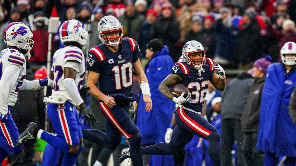 Dec 14, 2025; Foxborough, Massachusetts, USA; New England Patriots running back Treveyon Henderson (32) runs the ball with help from quarterback Drake Maye (10) for a touchdown against the Buffalo Bills in the second half at Gillette Stadium. Mandatory Credit: David Butler II-Imagn Images | David Butler II-Imagn Images 