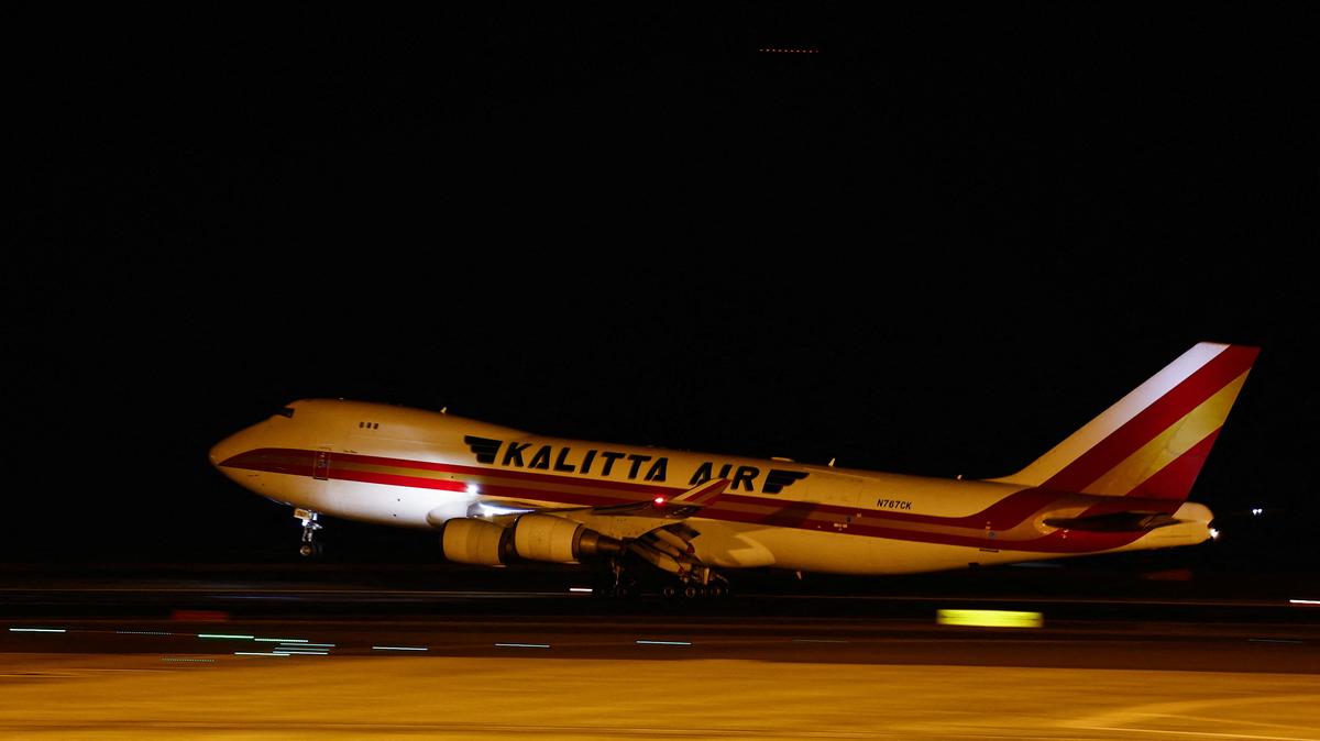 A plane bound for the U.S. carrying passengers of the cruise ship MV Hondius, which was affected by a hantavirus outbreak, takes off from Tenerife Sud airport, Canary Islands, Spain, May 10, 2026. REUTERS/Borja Suarez
