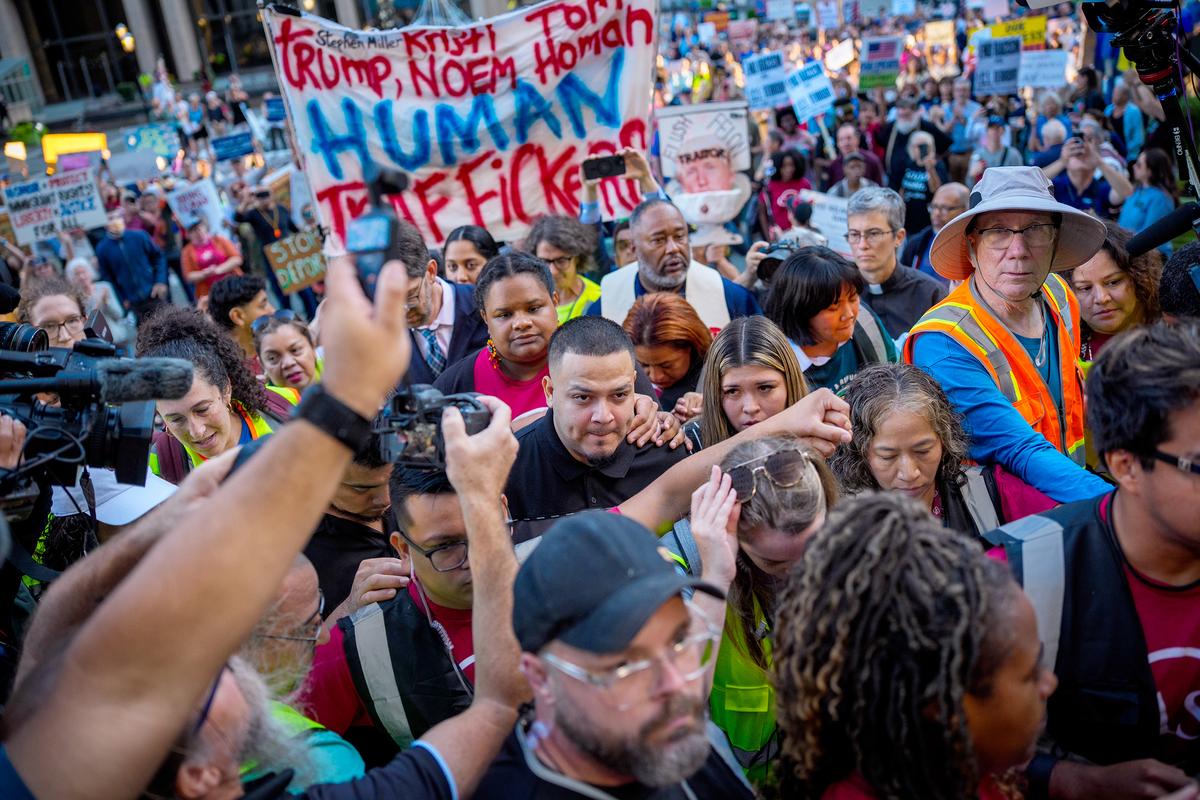Kilmar Ábrego García y su esposa, Jennifer Vásquez Sura, ingresan a una oficina de campo de la Policía de Inmigración y Control de Aduanas de Estados Unidos (ICE) el lunes 25 de agosto de 2025 en Baltimore, Maryland.