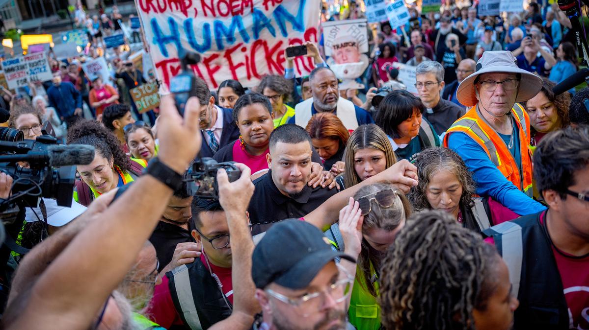 Kilmar Ábrego García y su esposa, Jennifer Vásquez Sura, ingresan a una oficina de campo de la Policía de Inmigración y Control de Aduanas de Estados Unidos (ICE) el lunes 25 de agosto de 2025 en Baltimore, Maryland.