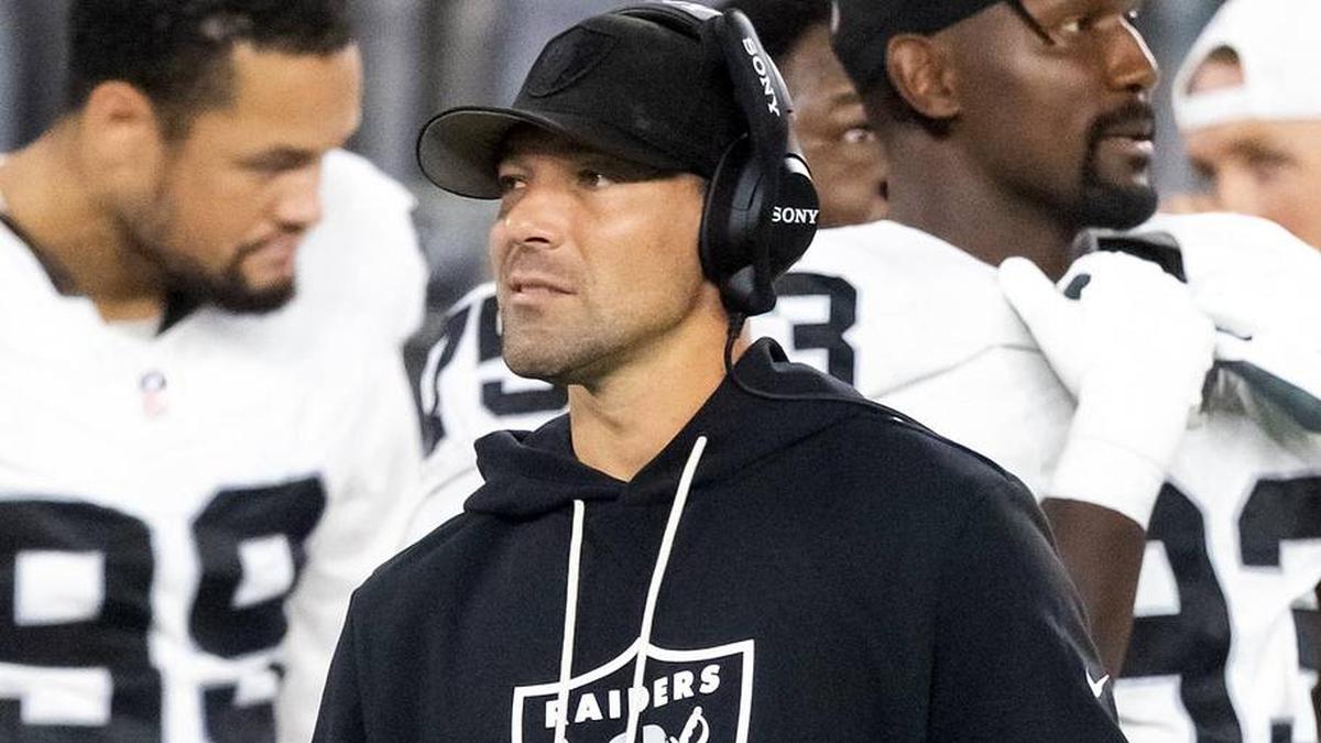  Aug 23, 2025; Glendale, Arizona, USA; Las Vegas Raiders defensive line coach Rob Leonard against the Arizona Cardinals during a preseason NFL game at State Farm Stadium. Mandatory Credit: Mark J. Rebilas-Imagn Images | Mark J. Rebilas-Imagn Images 
