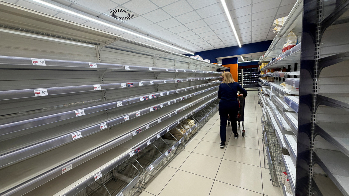 Italian retailers warn of food shortages caused by truck drivers' protest 