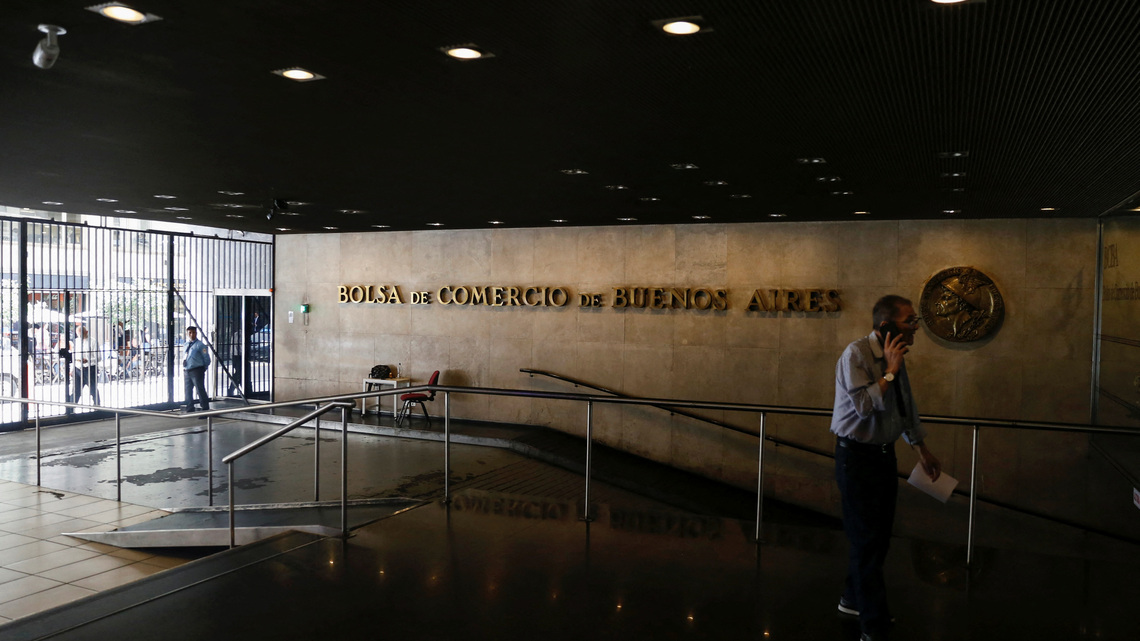 Riesgo país de Argentina retoma niveles máximos de casi cinco meses 