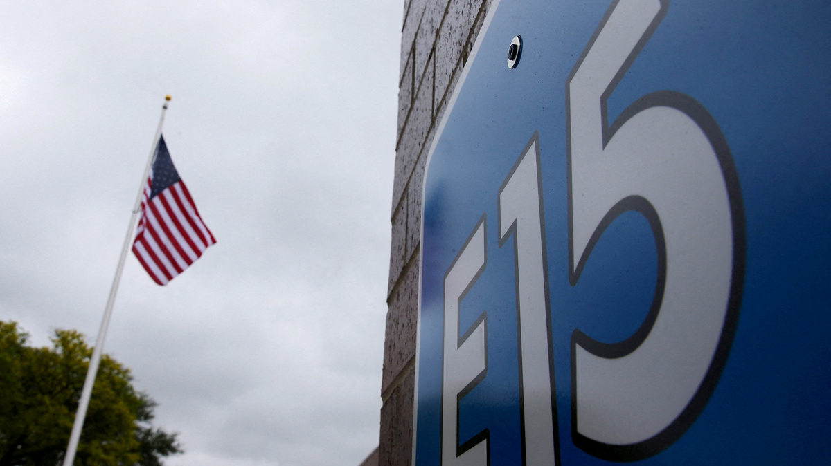 FILE PHOTO: A sign advertising E15, a gasoline with 15 percent ethanol, is seen at a gas station in Clive, Iowa, United States, May 17, 2015.  REUTERS/Jim Young/File Photo