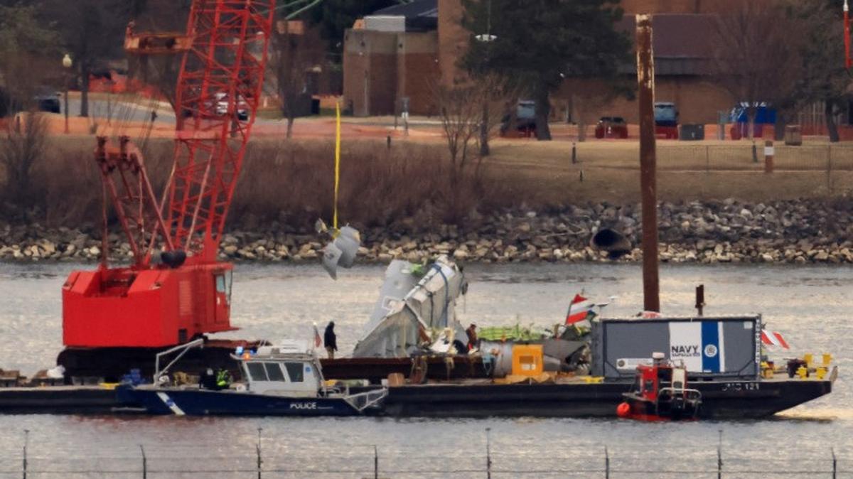 FILE PHOTO: A crane retrieves part of the wreckage from the Potomac River, in the aftermath of the collision of American Eagle flight 5342 and a Black Hawk helicopter that crashed into the river, by the Ronald Reagan Washington National Airport, in Arlington, Virginia, U.S., February 5, 2025.  REUTERS/Eduardo Munoz/File Photo