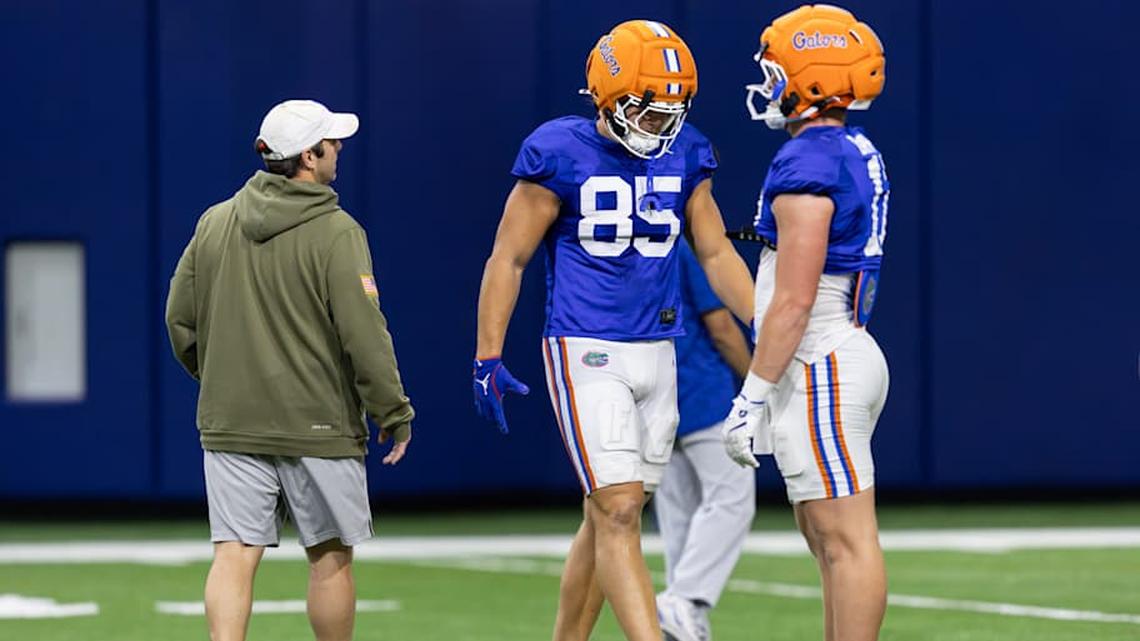  Evan Chieca (85) and Lacota Dippre (17) are two of the three incoming transfers in Florida's tight end room. | Kyle Lander / Florida Gators on SI 