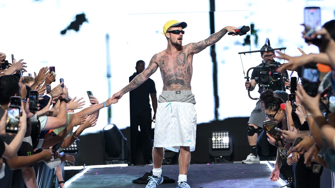 Justin Bieber Performs Shirtless During Surprise Fanatics Fest Appearance 