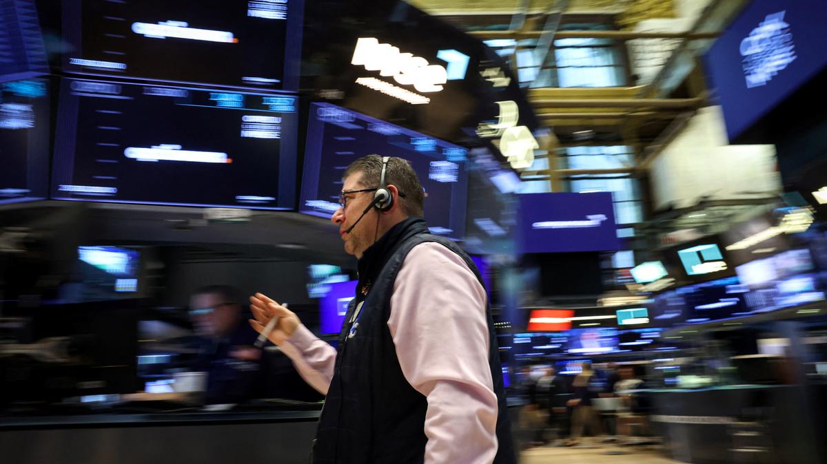 Traders work on the floor at the New York Stock Exchange (NYSE) in New York City, U.S., May 5, 2026.  REUTERS/Brendan McDermid/File Photo
