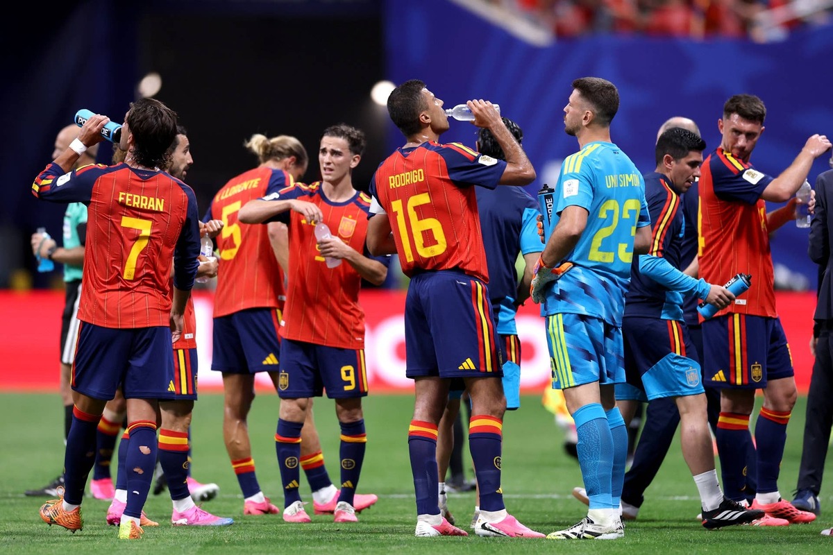  Spain players take a drink during a hydration break in the FIFA World Cup 2026 Group H match between Spain and Cabo Verde on June 15, 2026. Photo by Buda Mendes/Getty Images