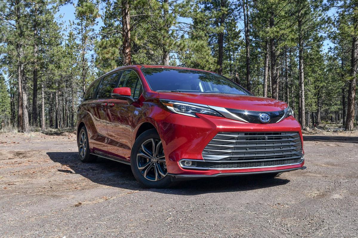  2025 Toyota Sienna Kristen Brown