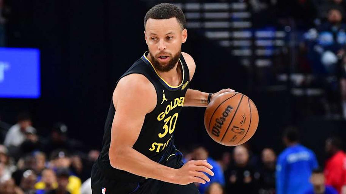  Apr 12, 2026; Inglewood, California, USA; Golden State Warriors guard Stephen Curry (30) controls the ball against the Los Angeles Clippers during the first half at Intuit Dome. | Gary A. Vasquez-Imagn Images 