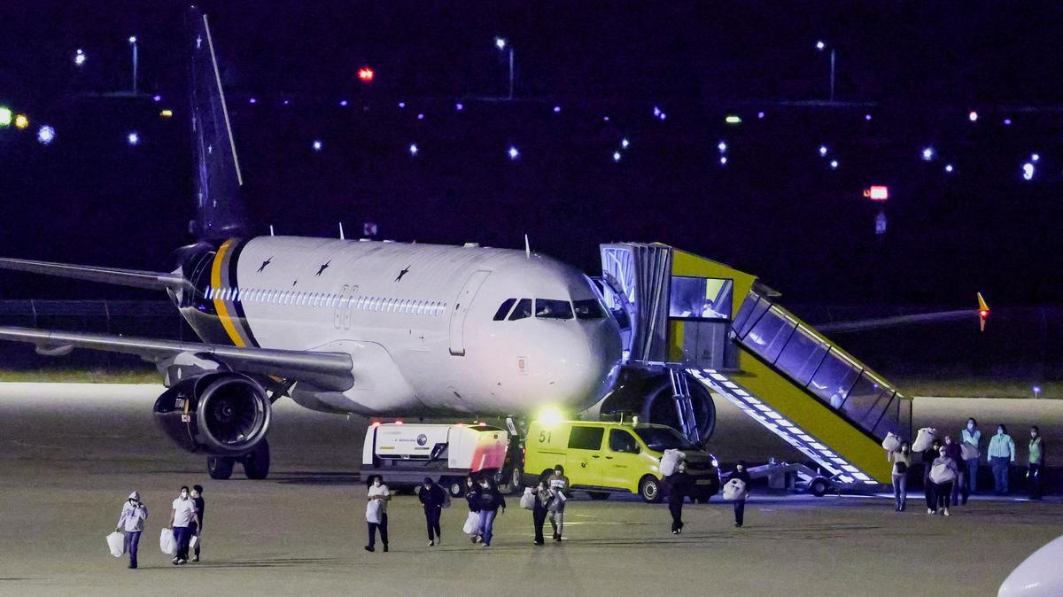 Passengers evacuated from the cruise ship MV Hondius, which was affected by a hantavirus outbreak, disembark after landing at the Eindhoven Air Base, Netherlands, May 12, 2026. REUTERS/Piroschka van de Wouw