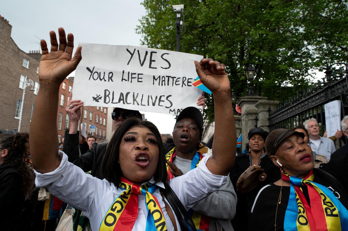 People sing during a protest following the death of Yves Sakila, a Congolese-born man who died after being restrained by security guards outside a department store, outside Leinster House in Dublin, Ireland, May 21, 2026. REUTERS/Natalia Campos