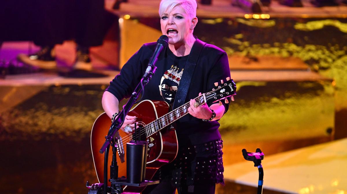 MOUNTAIN VIEW, CALIFORNIA -  July 29: The Chicks’ Natalie Maines performs at the Shoreline Amphitheatre in Mountain View, Calif., on Saturday, July 30, 2022. (Jose Carlos Fajardo/Bay Area News Group)