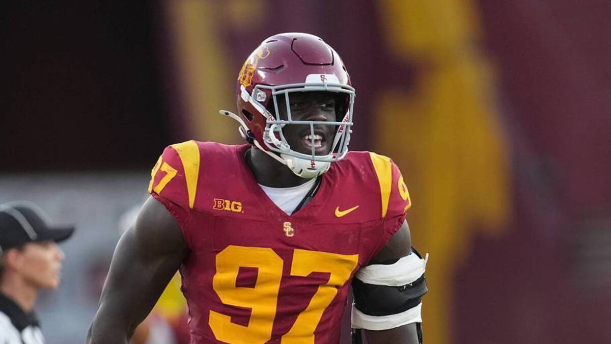  Aug 30, 2025; Los Angeles, California, USA; Southern California Trojans defensive tackle Jide Abasiri (97) celebrates after a sack as center judge referee Amanda Sauer watches against the Missouri State Bears in the second half | IMAGN IMAGES via Reuters Connect 