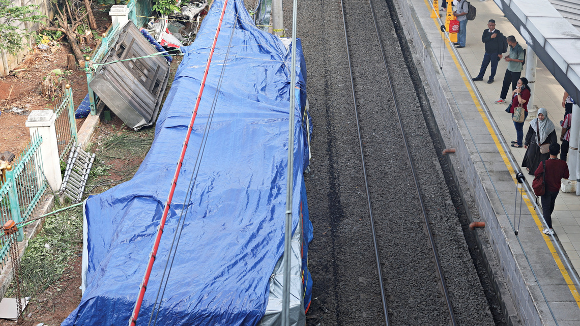 Signal faults and communication problems caused Indonesia's deadly train collision, investigators say 