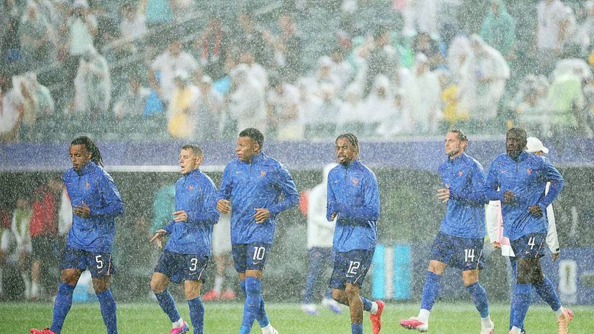  France players prepared for the restart after a lengthy stoppage under a monsoon. | Dan Mullan/Getty Images 