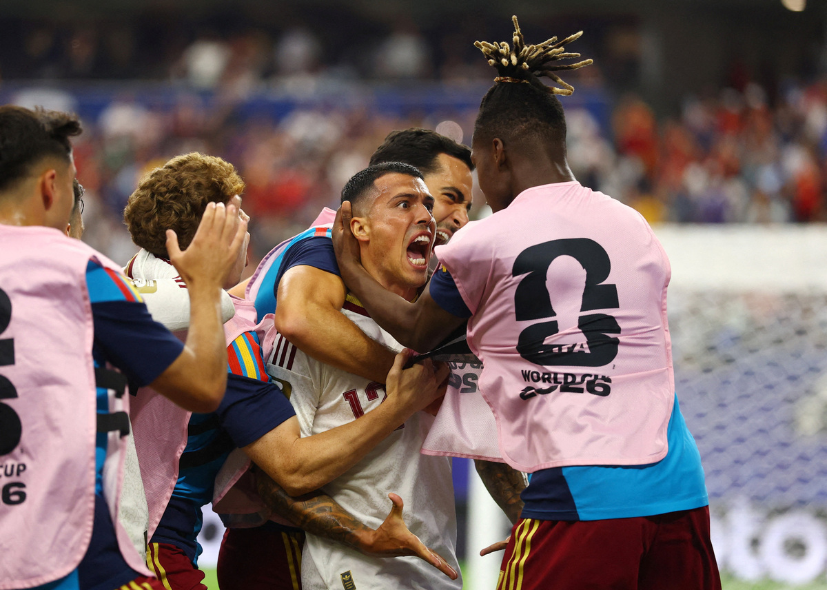 Soccer Football - FIFA World Cup 2026 - Semi Final - France v Spain - Dallas Stadium, Arlington, Texas, U.S. - July 14, 2026 Spain's Pedro Porro celebrates scoring their second goal with teammates REUTERS/Hannah Mckay