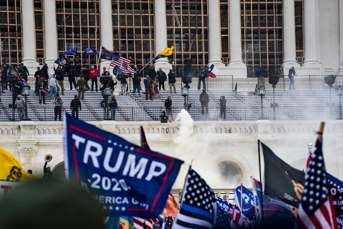  Supporters of US President Donald Trump clash with the US Capitol police during a riot at the US Capitol on January 6, 2021, in Washington, D.C. 