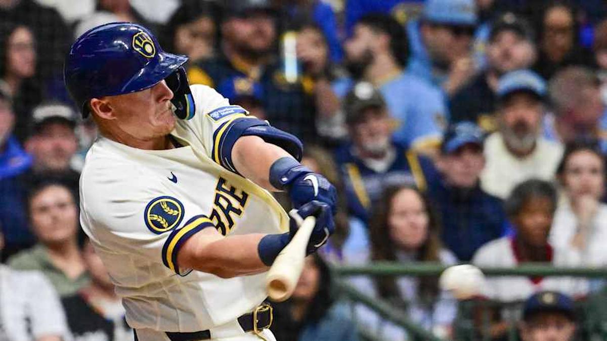  Milwaukee Brewers first baseman Andrew Vaughn (28) drives in a run with a base hit in the sixth inning against the Chicago White Sox at American Family Field. | Benny Sieu-Imagn Images 