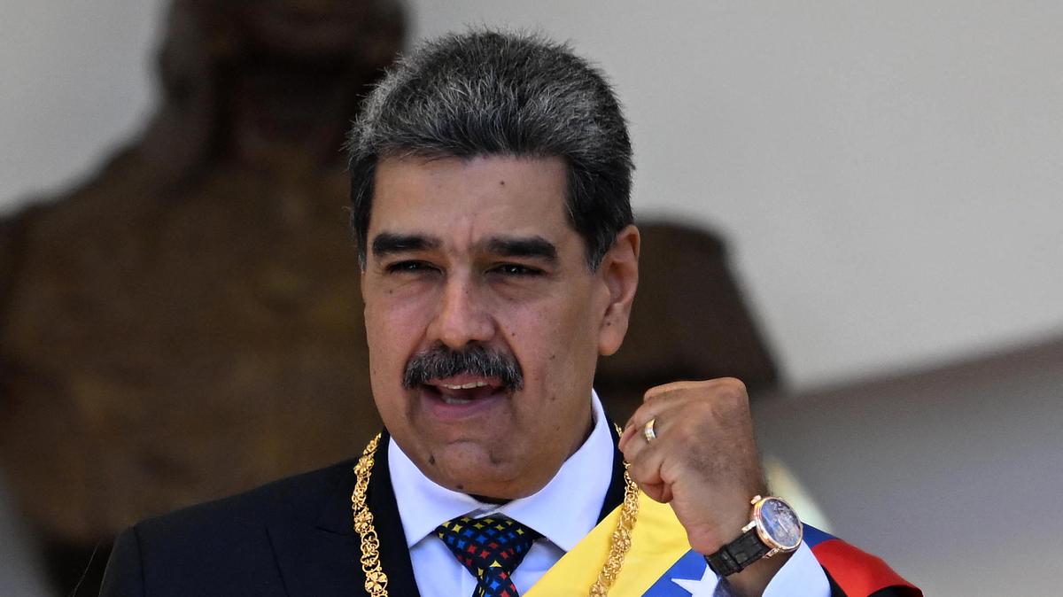 El gobernante de Venezuela, Nicolás Maduro, hace un gesto al salir del Capitolio después de prestar juramento durante la cuestionada toma de posesión presidencial en Caracas el 10 de enero de 2025.