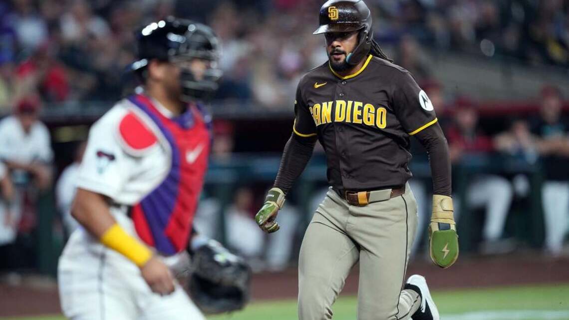Padres split with D-backs, gain ground in NL wild-card race