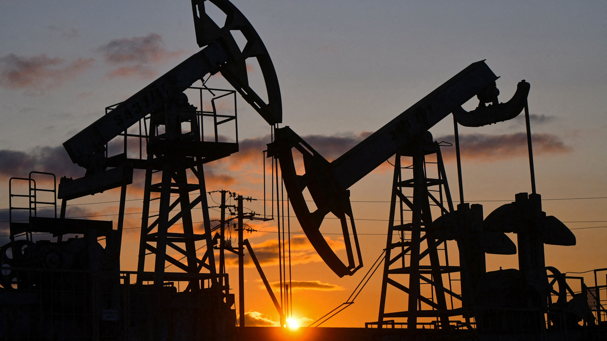 A view shows oil pump jacks outside Almetyevsk in the Republic of Tatarstan, Russia June 4, 2023. REUTERS/Alexander Manzyuk