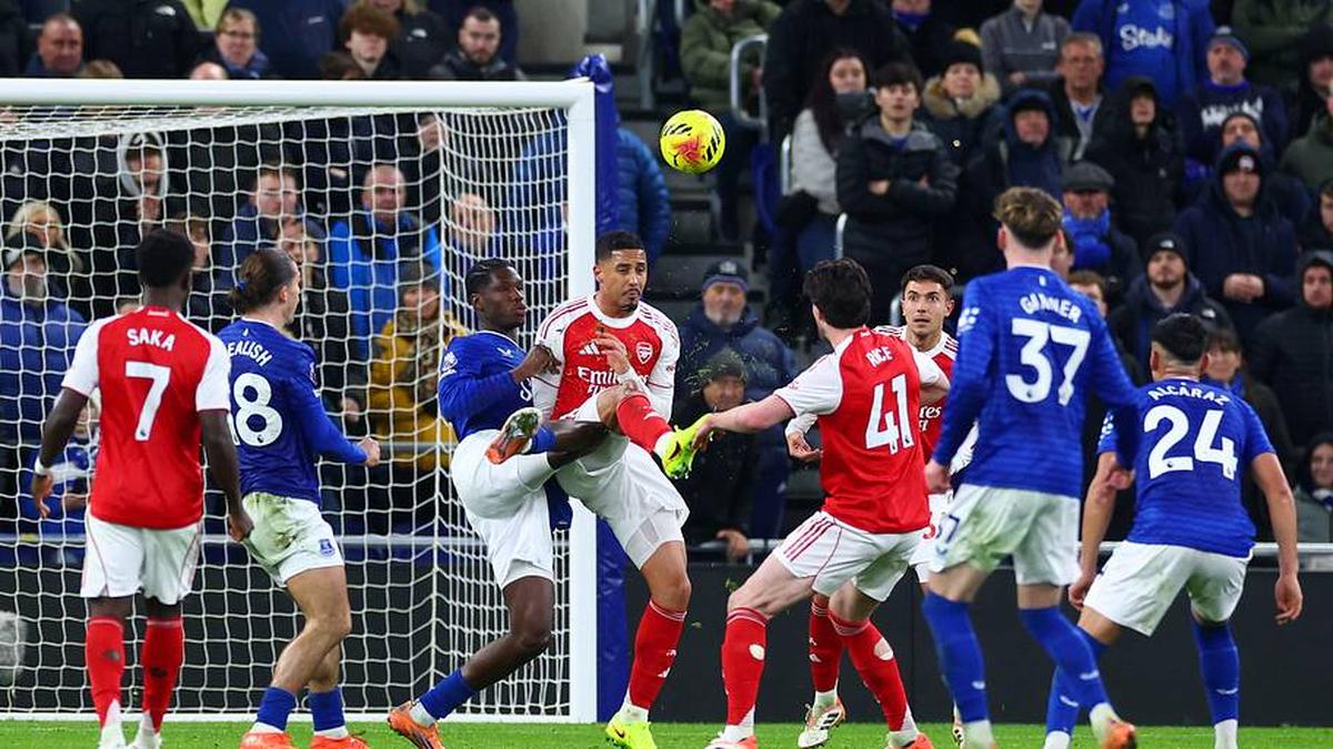  William Saliba (center) fouled Thierno Barry in a narrow 1–0 win. | Chris Brunskill/Fantasista/Getty Images 