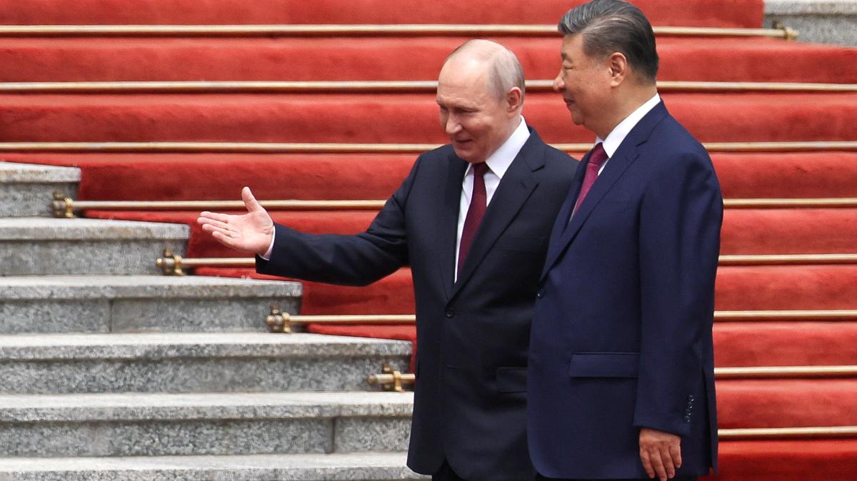 Russian President Vladimir Putin walks with Chinese President Xi Jinping during a welcoming ceremony at the Great Hall of the People in Beijing, China May 20, 2026. REUTERS/Maxim Shemetov/Pool
