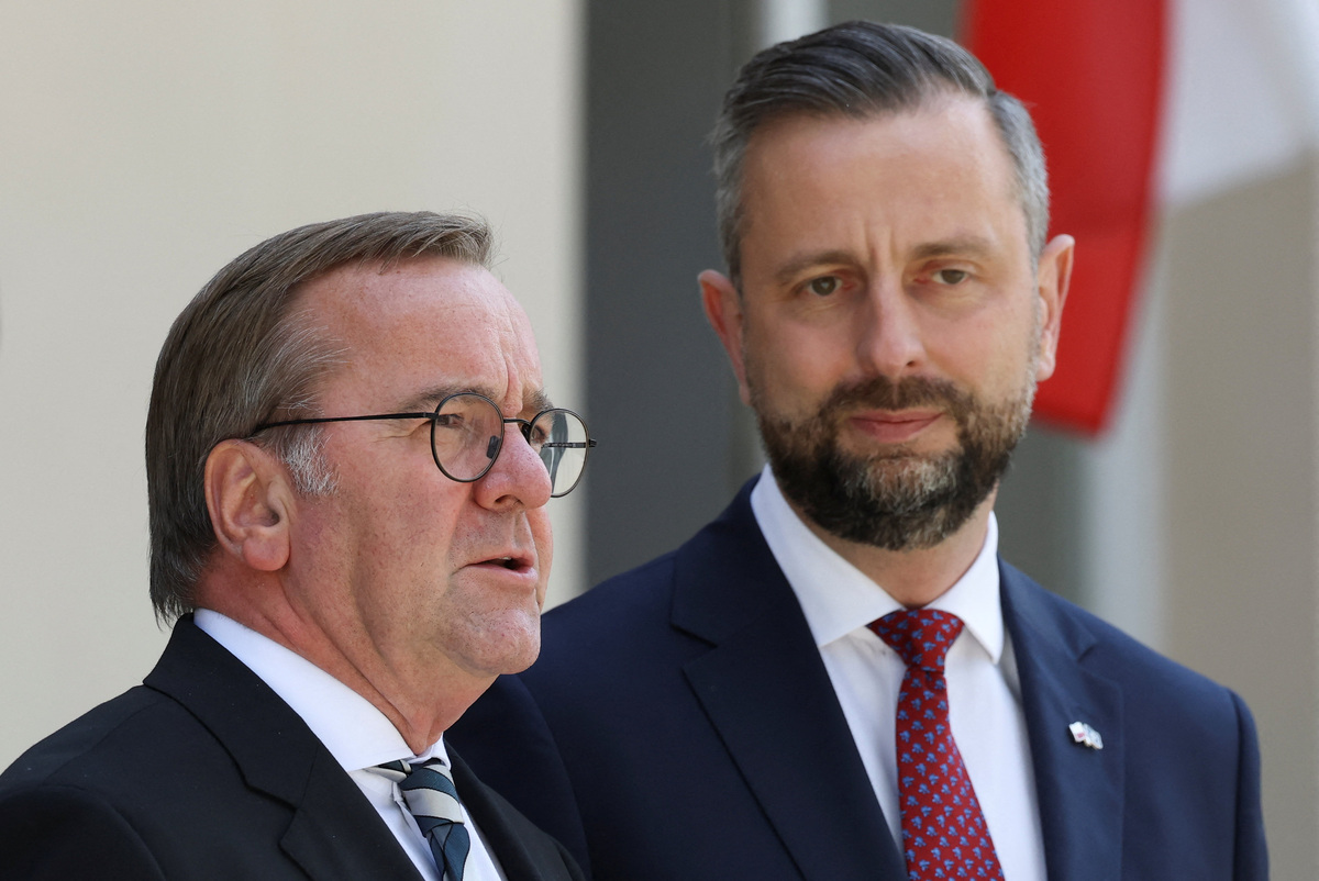 Polish Deputy Prime Minister and Defence Minister Wladyslaw Kosiniak-Kamysz welcomes German Defence Minister Boris Pistorius before signing a defence agreement between Poland and Germany, at the Defence Ministry in Warsaw, Poland, June 17, 2026. REUTERS/Kacper Pempel