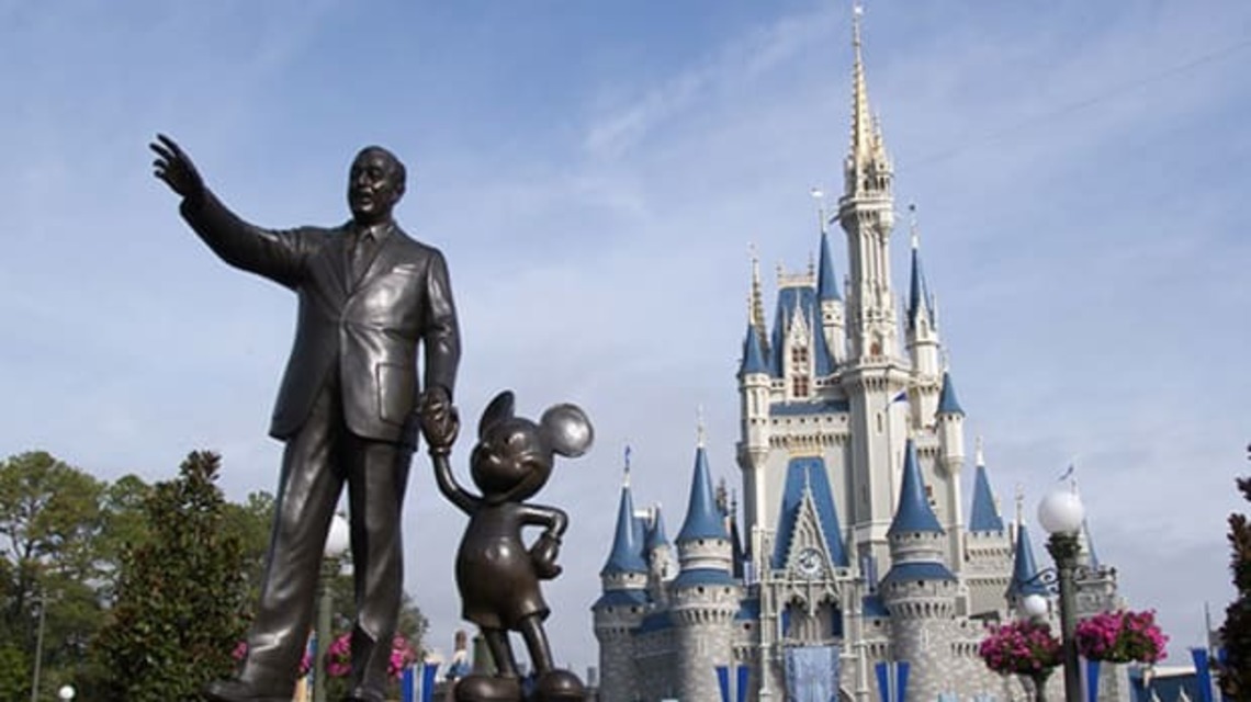 Se caldea la batalla entre DeSantis y Disney: el gobernador amenaza con quitarles este privilegio
