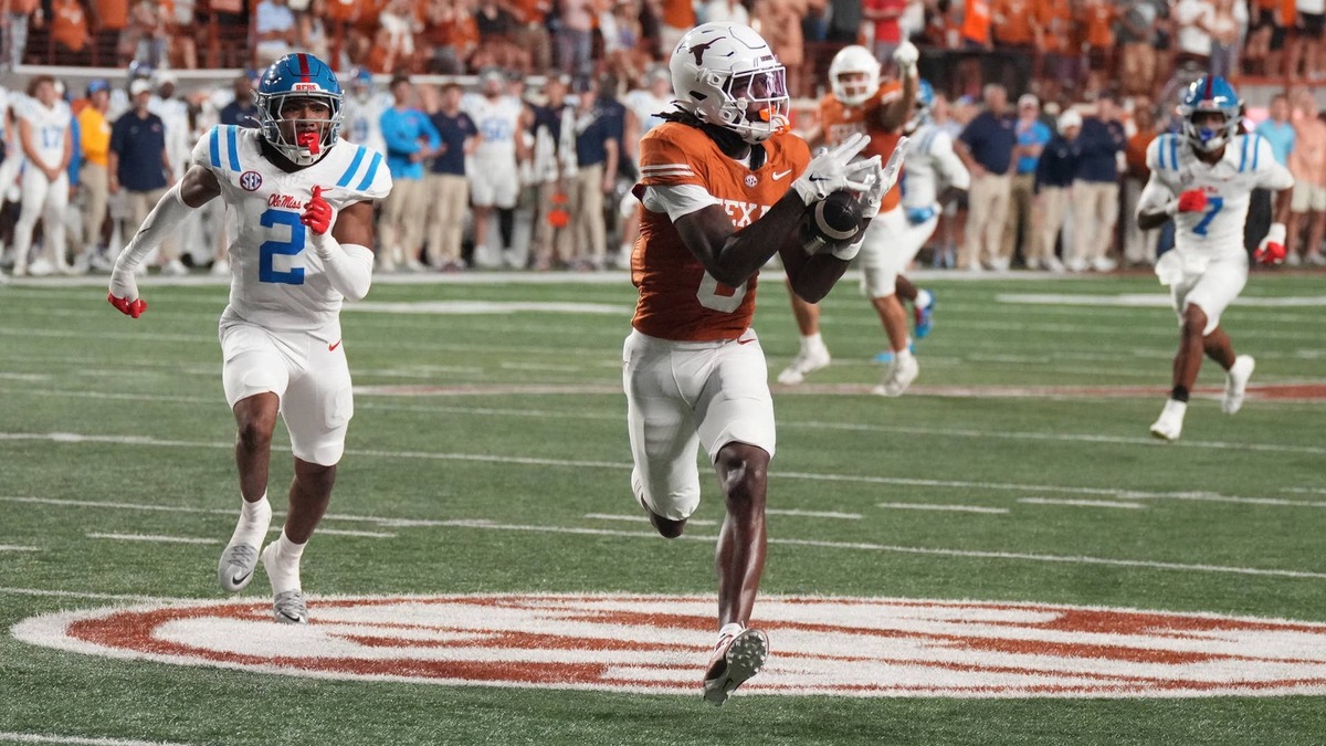 Texas WR Cam Coleman Leaves Game vs. Ole Miss With Apparent Shoulder Injury