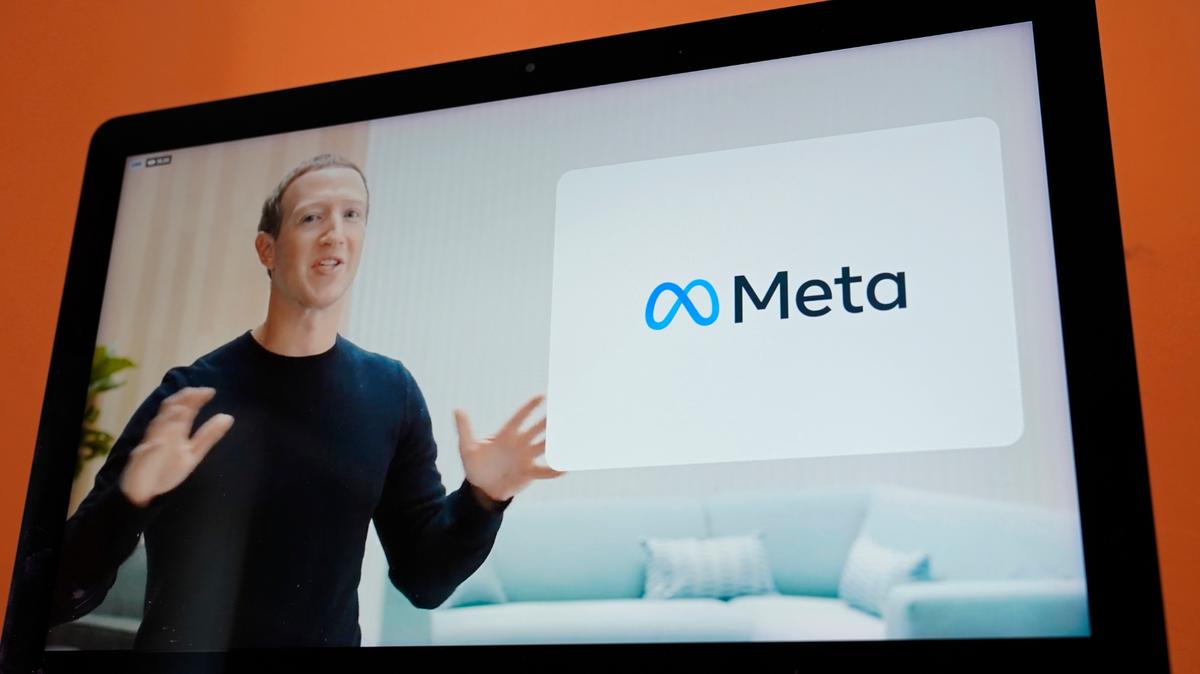 Visto en la pantalla de un dispositivo en Sausalito, California, el CEO de Facebook, Mark Zuckerberg, anuncia el nuevo nombre de la compañía, Meta, durante un evento virtual el jueves 28 de octubre de 2021. (Foto AP/Eric Risberg, Archivo)