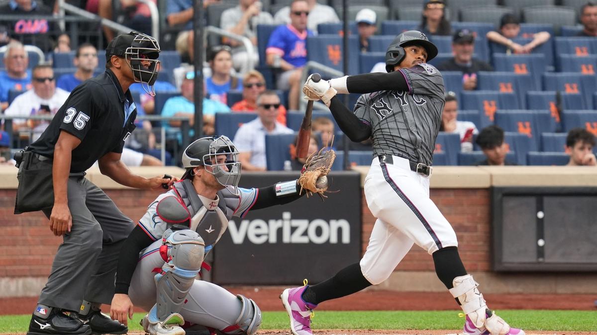 El campocorto de los Mets de Nueva York, Francisco Lindor (12), conecta un jonrón durante la primera entrada contra los Marlins de Miami en el Citi Field., el 17 de agosto de 2024; en Nueva York.