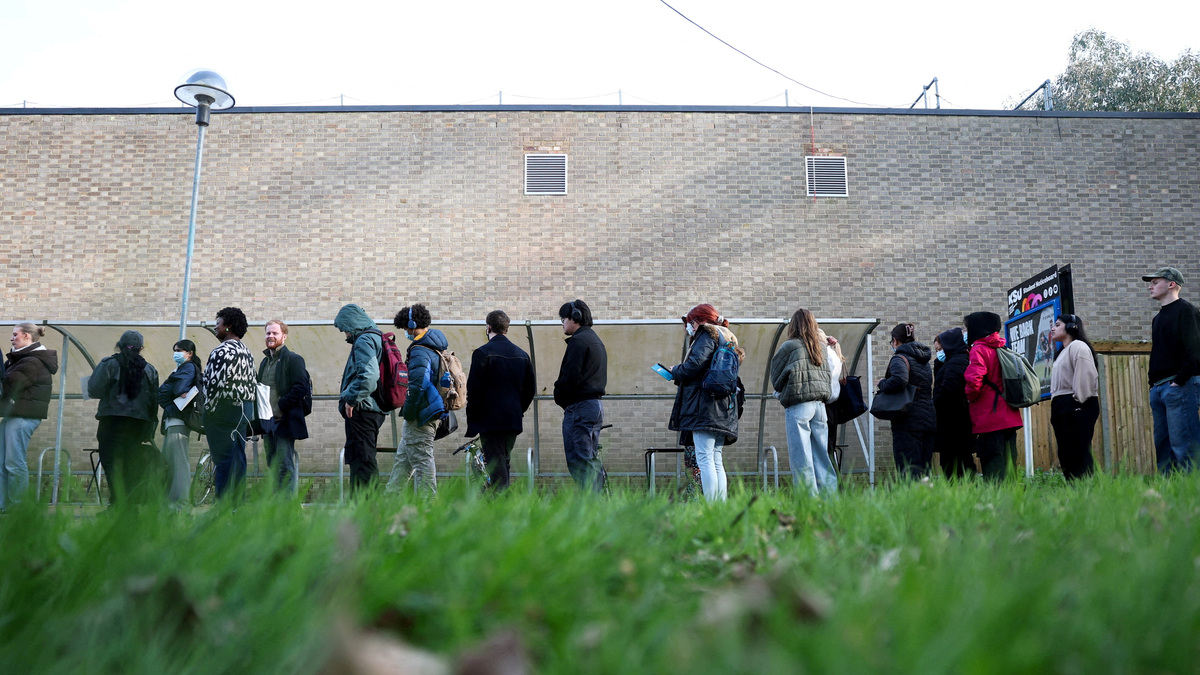 FILE PHOTO: People, mainly students, queue to receive meningitis B vaccinations at a sports centre on the University of Kent campus, following an outbreak of meningitis cases in Kent, in Canterbury, Britain, March 20, 2026. REUTERS/Toby Melville/File Photo