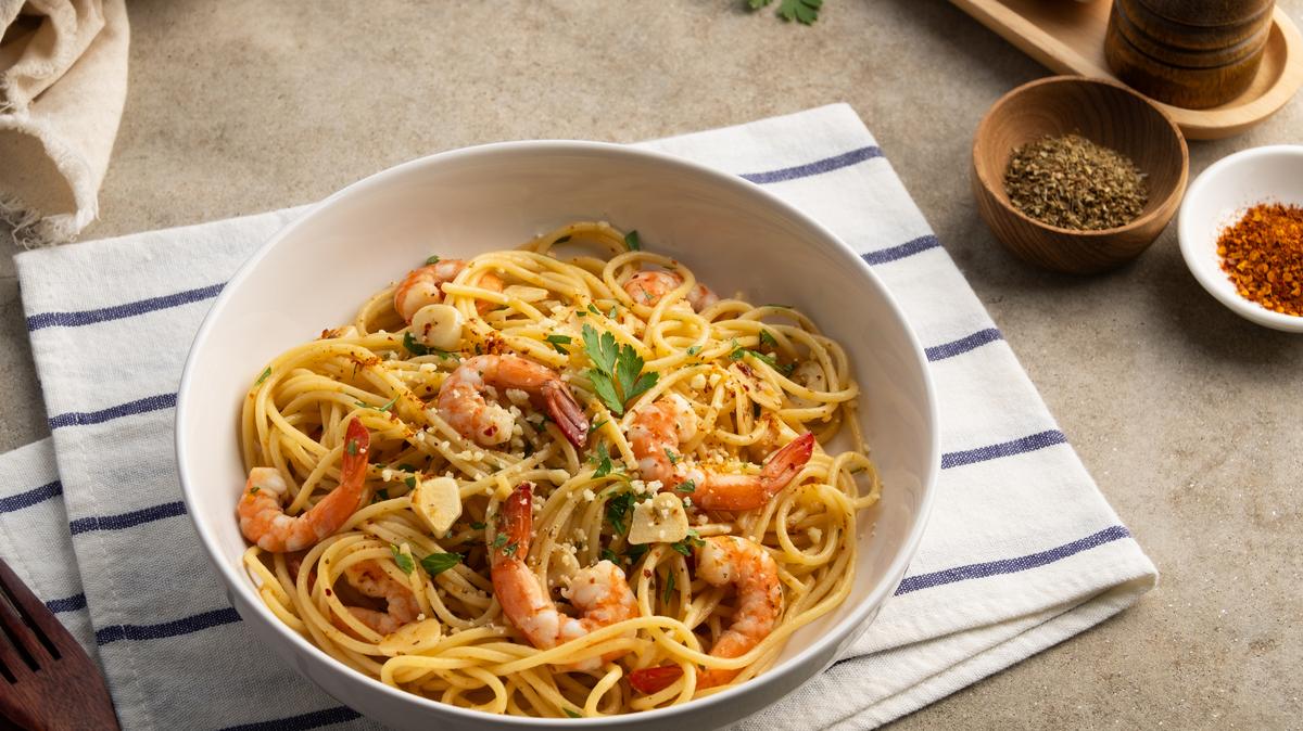 Spaghetti with shrimp and olive oil with garlic sauce.Shrimp Aglio E Olio pasta in a plate.easy and quick dish.