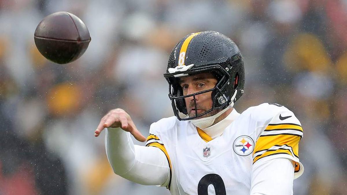  Pittsburgh Steelers quarterback Aaron Rodgers (8) fires off a pass during the first half of an NFL football game at Huntington Bank Field, Dec. 28, 2025, in Cleveland, Ohio. | Jeff Lange / USA TODAY NETWORK via Imagn Images 