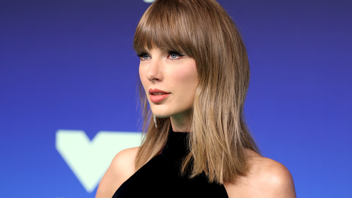PSA: Taylor Swift's Loose, Oversized Sweater Style Is Anything But Frumpy 