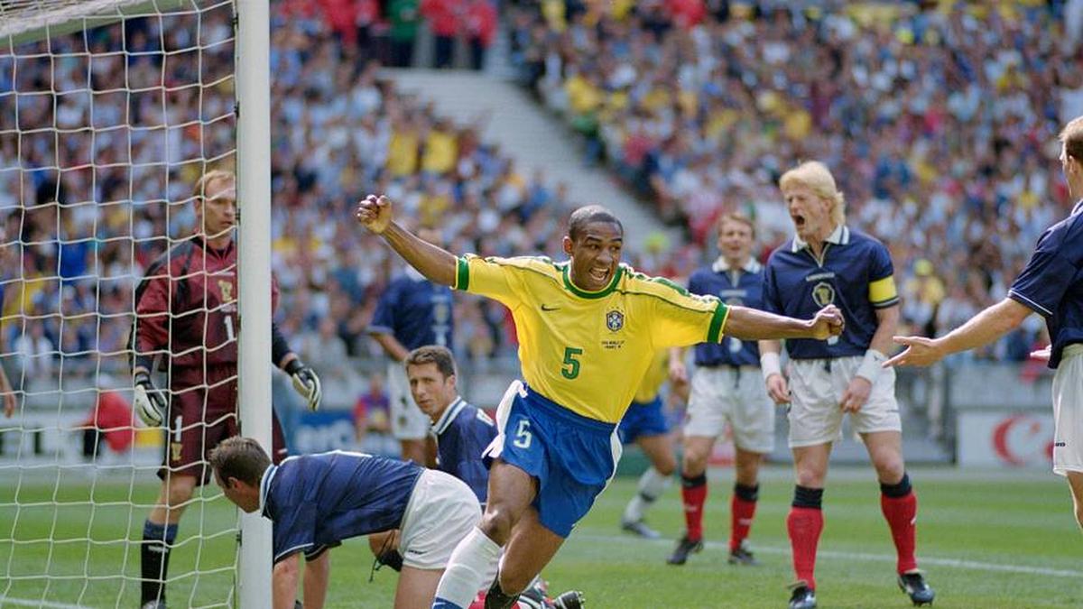  César Sampaio scored against Scotland in 1998. | Shaun Botterill/Allsport/Getty Image 