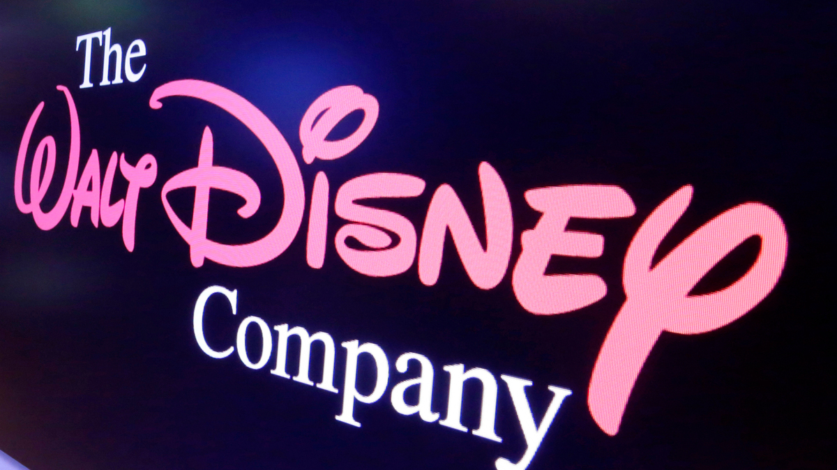 El logotipo de Walt Disney Co. en una pantalla sobre la Bolsa de Valores de Nueva York el 7 de agosto de 2017. (AP Foto/Richard Drew, Archivo)